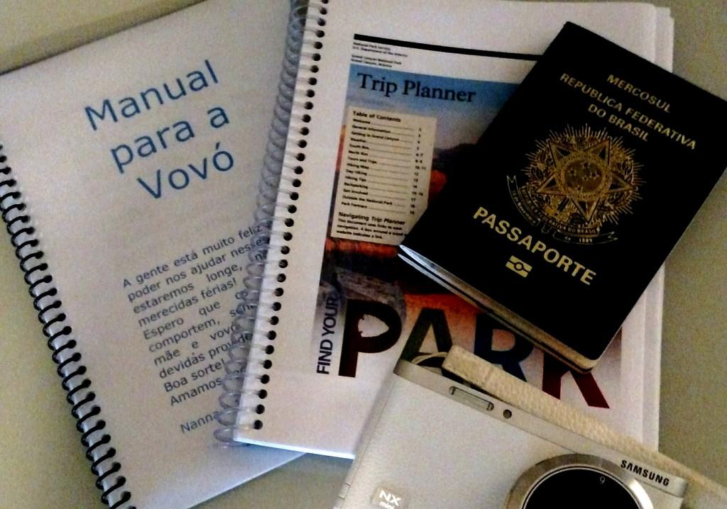 Kit Viagem: o indispensável para esses dias que virão (notem o manual para a Vovó)