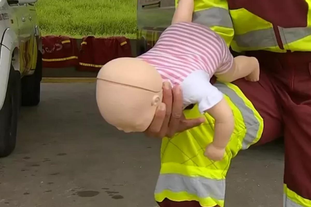 Médico ajuda pai a desengasgar bebê