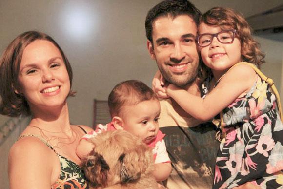 André ao lado de sua mulher, Juliana, e seus filhos, Júlia e Daniel (Foto: Arquivo Pessoal)