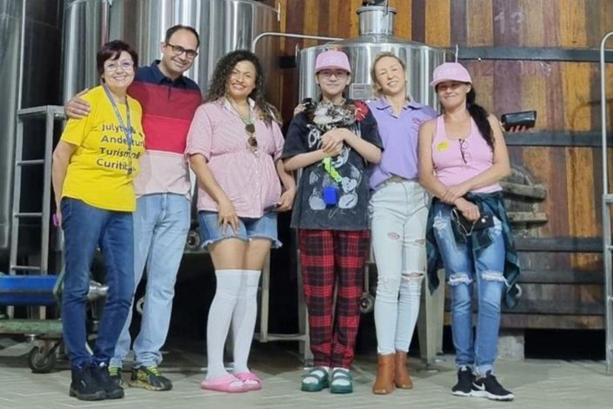 Menina faz tour em cidade com família e galo