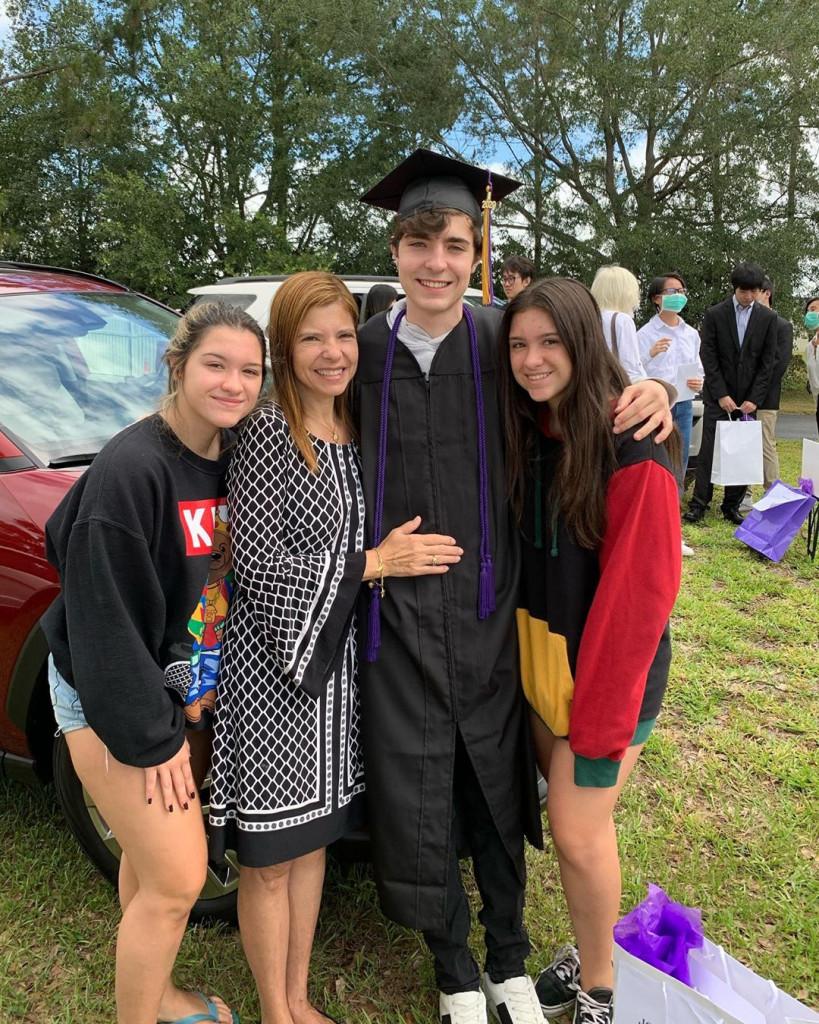 João , filho de Gugu Liberato, e as irmãs