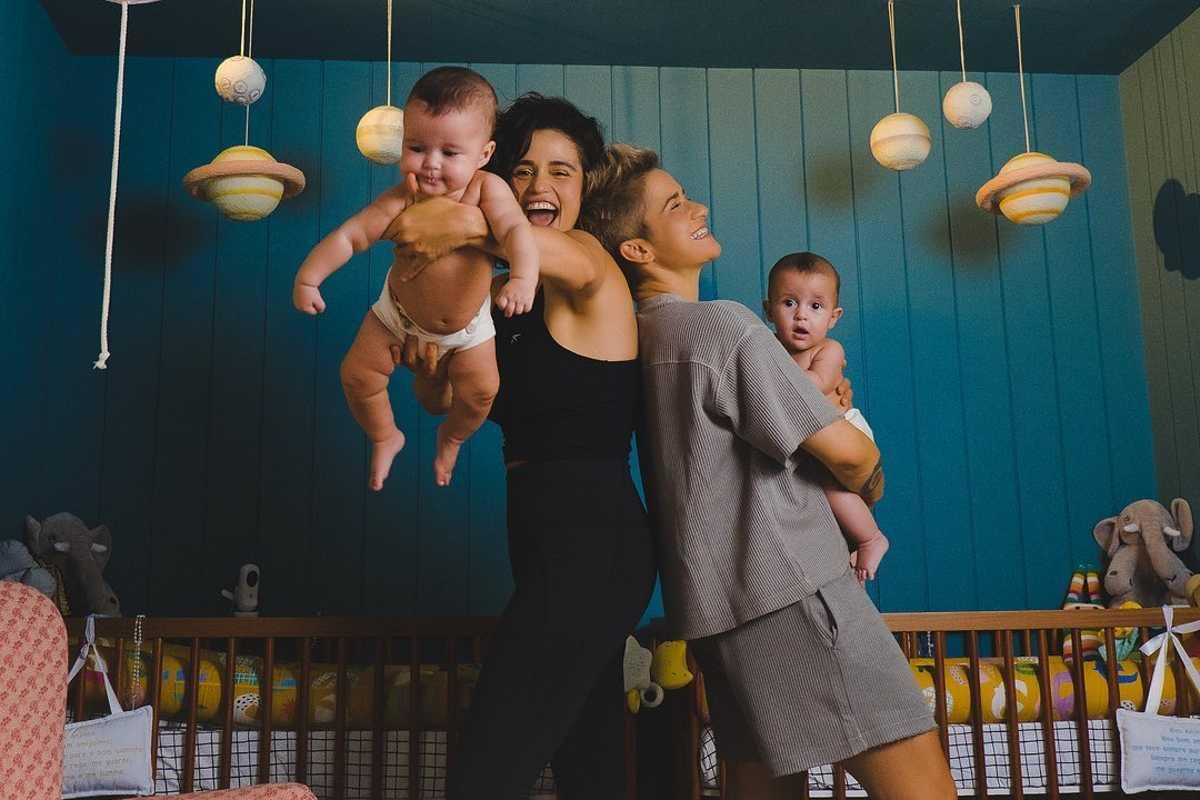Nanda Costa e Lan Lanh com as filhas gêmeas