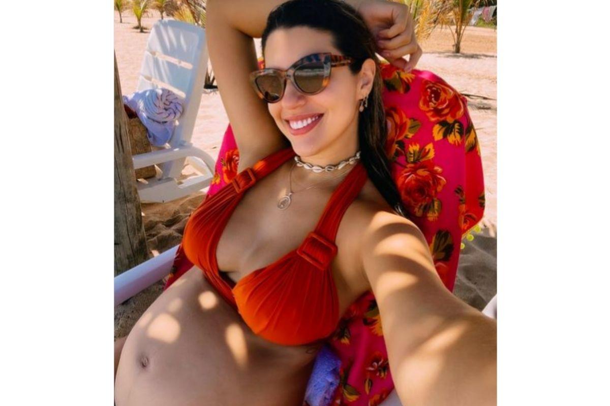 Vivian Amorim mostra barriga na 24° semana de gestação ao compartilhar foto de biquíni