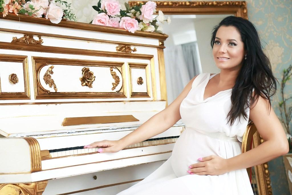 Mônica Carvalho está grávida de 8 meses (Foto: Roni Sanches)