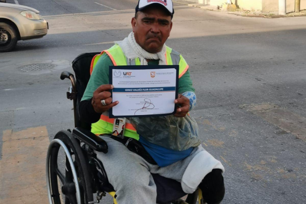 Carlos Farias trabalha como entregador de jornais e se emocionou ao ver a filha formada 