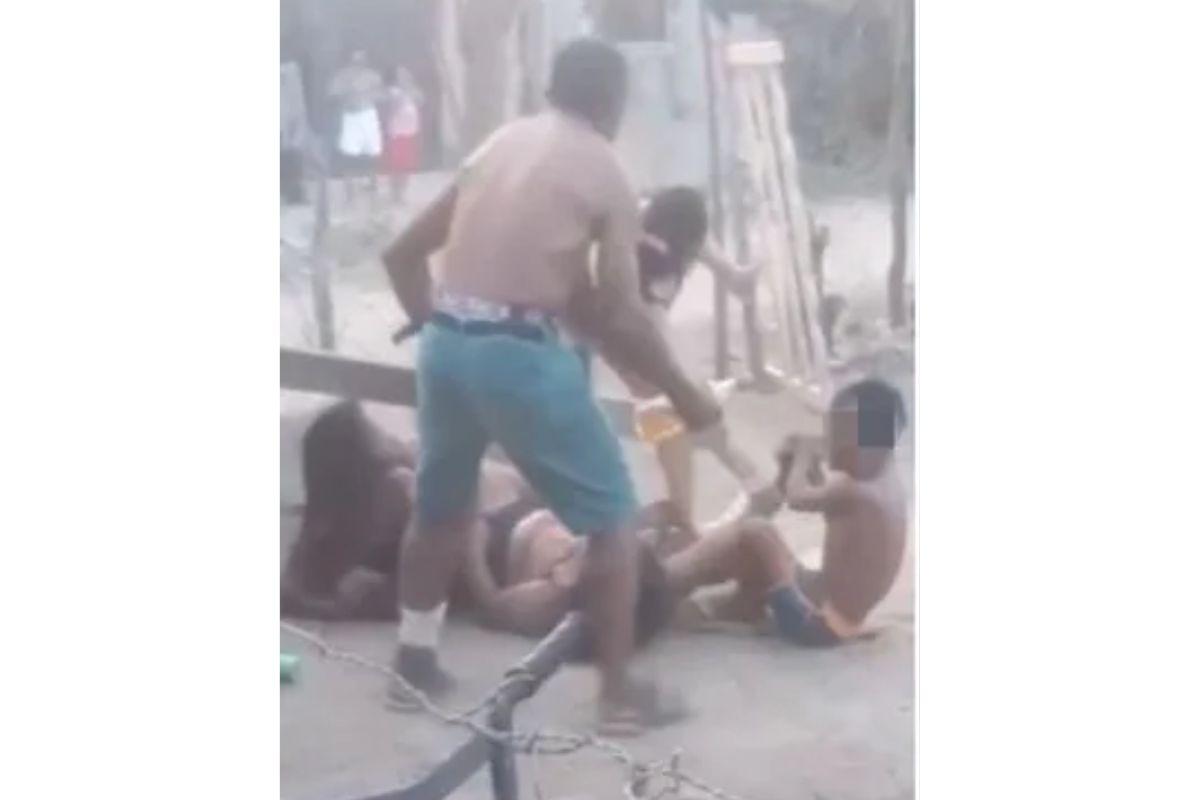 O menino segurou a mão da agressora