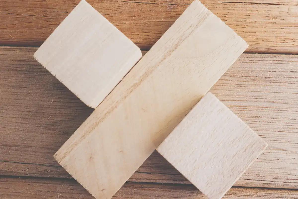 pedaços de madeira formando um X sobre mitos da infertilidade