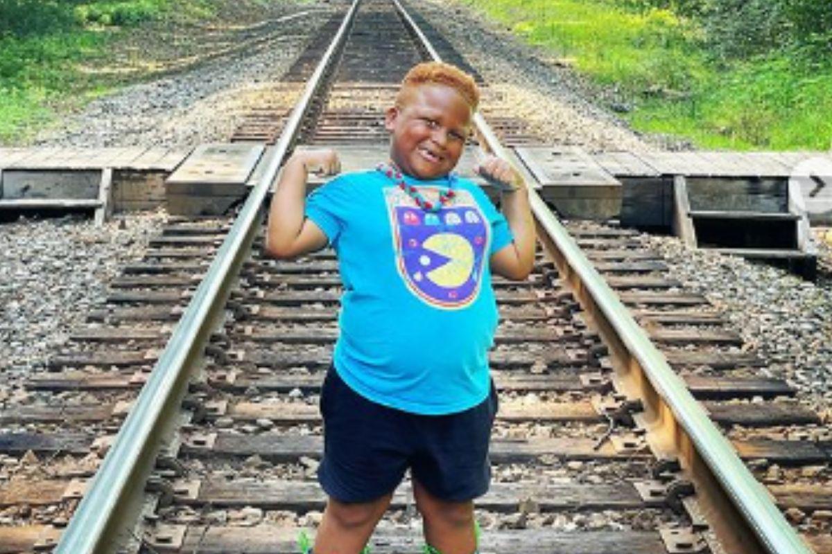 Menino que ganhou uma linha de brinquedos representativos