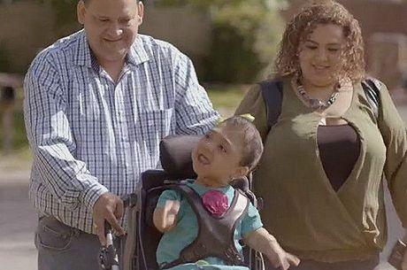 Janelly em suas cadeiras de rodas