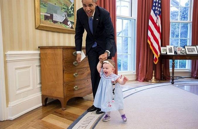 7jul2015---aprendendo-a-andar-nos-saloes-da-casa-branca-1436279256637_675x441