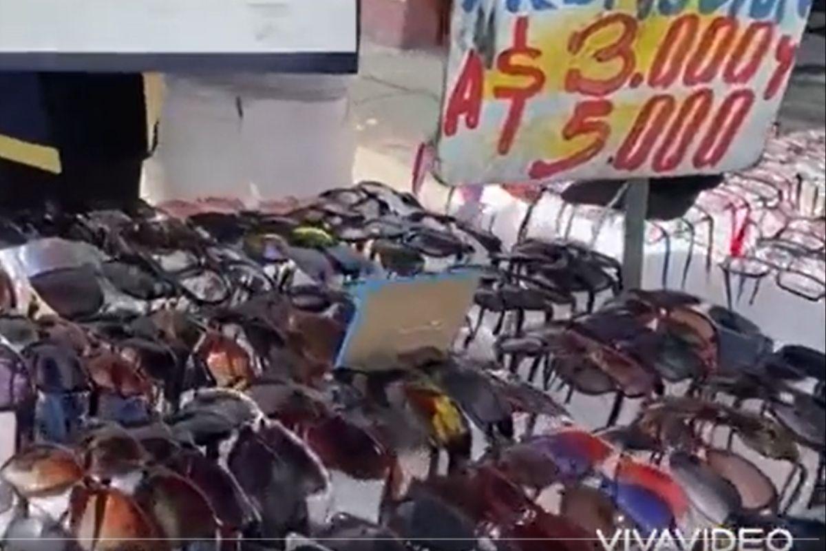 Filho comemora formatura com o pai ambulante