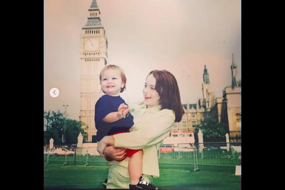 Menina e bebê em ponto turístico