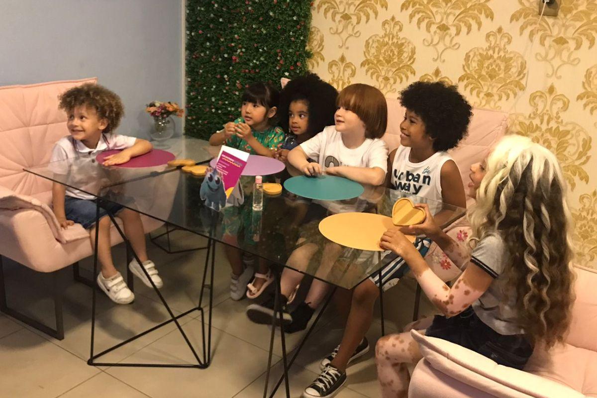 As crianças se organizaram em uma roda de conversa