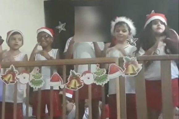Arthur (segundo da direita) com os colegas na cantata de Natal