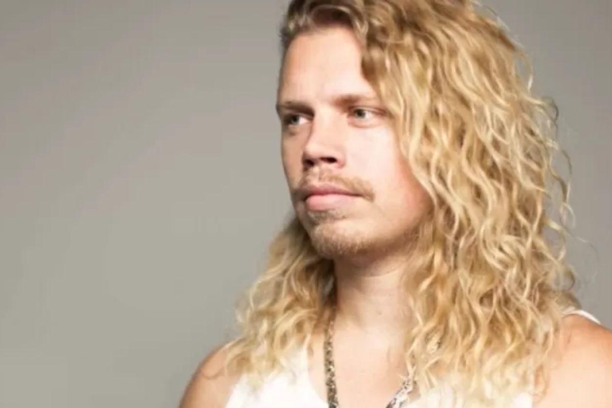 Homem cabelo longo loiro