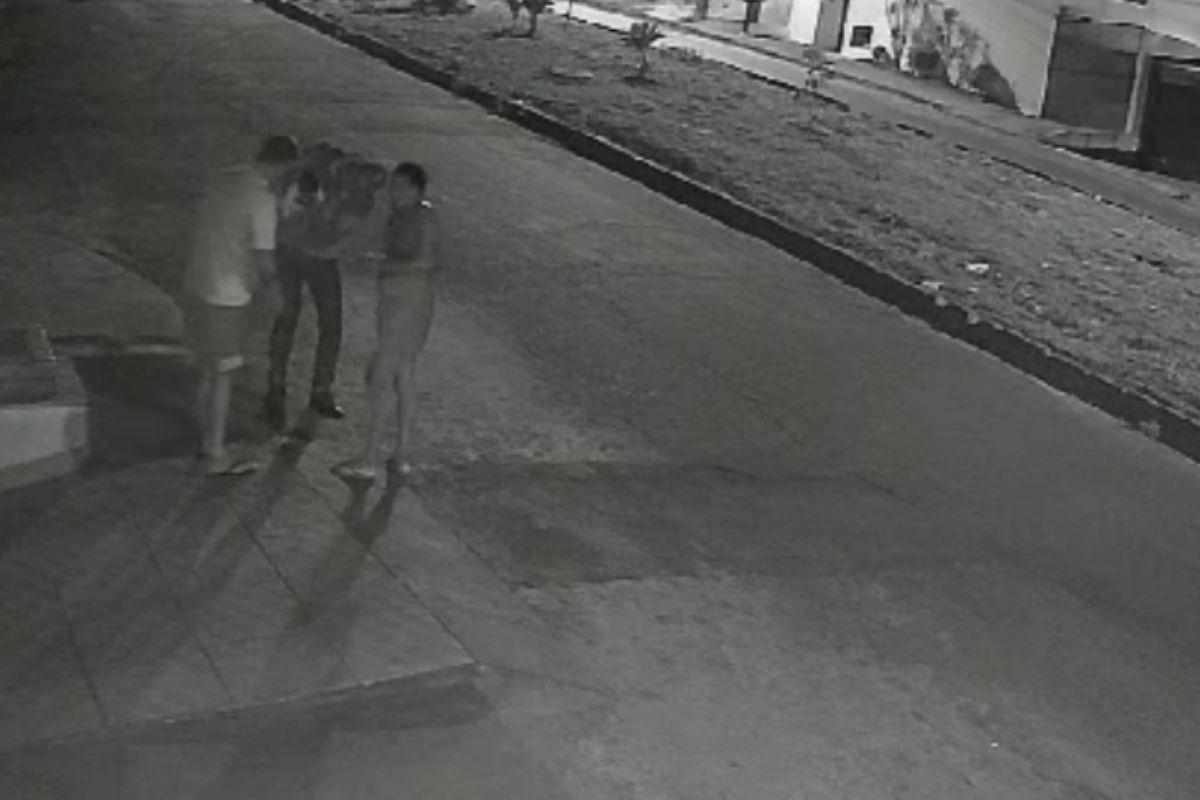 A mãe tentou desengasgar o bebê com a ajuda dos vizinhos