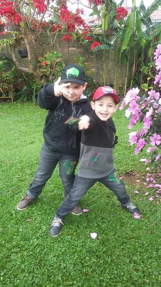 Issac, 4 anos, e Davi, 3 anos, filhos de Fabrício e Patrícia