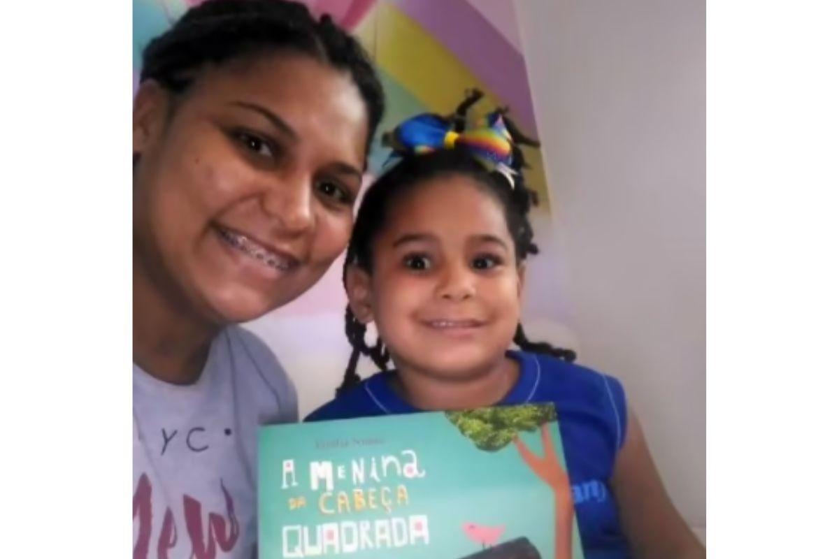 Mãe decide mudar de profissão após dar aulas para a filha na pandemia