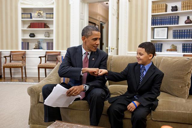 obama_kid_fist_bump