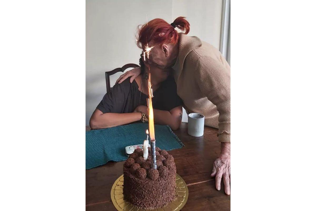 Filha bate em mãe idosa