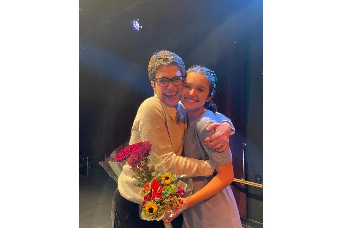 A jornalista Sandra Annenberg com a filha Elisa Paglia após sua estreia no teatro