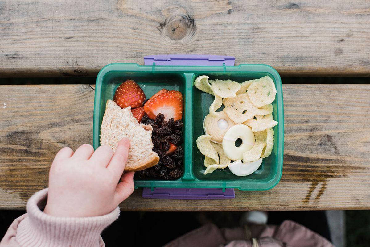 Criança comendo lancheira balanceada