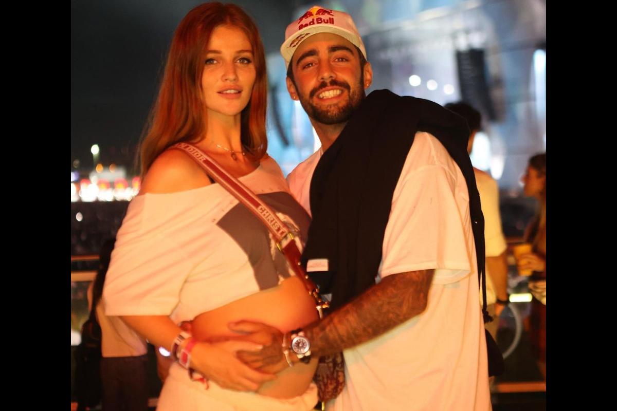 Cintia Dicker e pedro Scobby segundo a barriga de grávida do primeiro filho do casal