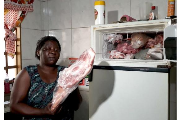 A geladeira, que antes estava vazia, ficou cheia de alimentos doados por vizinhos (Foto: Reprodução)