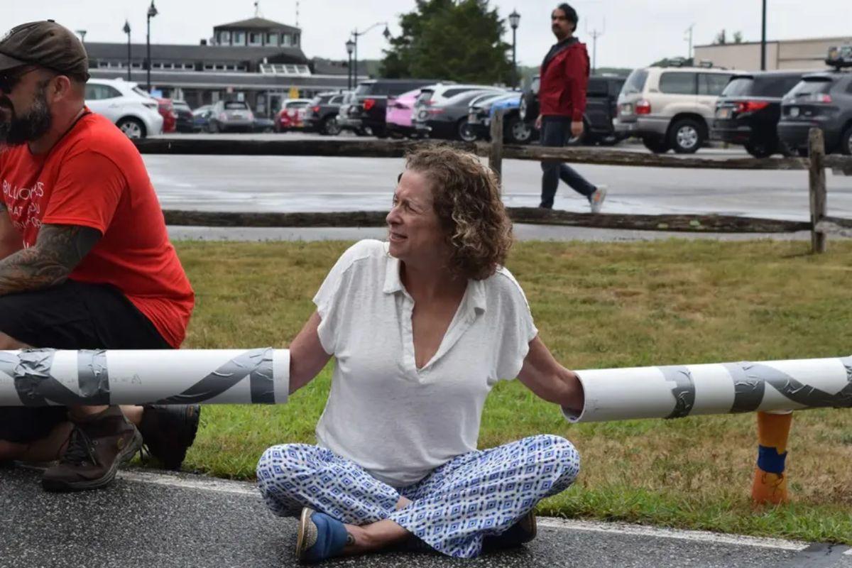 Herdeira da Disney é presa em aeroporto durante protesto