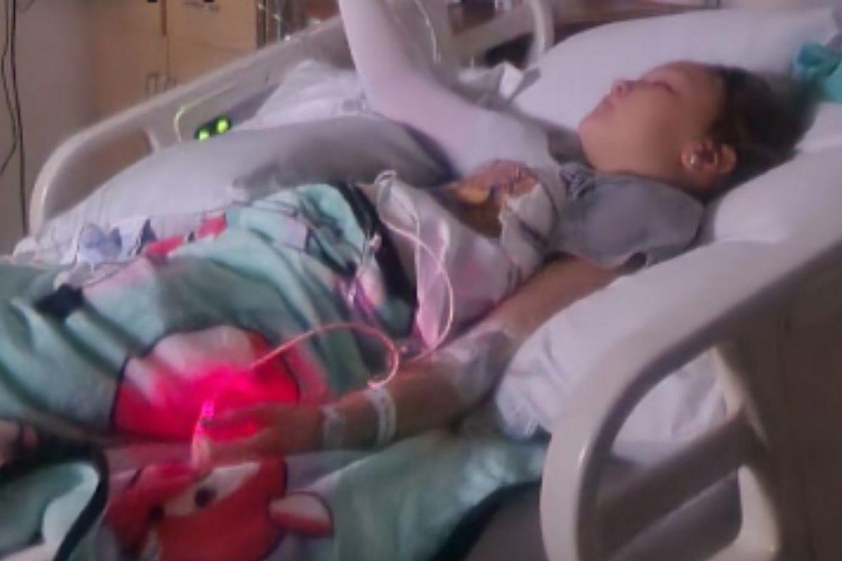 Picada de aranha, não era etiqueta da roupa, mãe acha que etiqueta da roupa estava pinicando, mas era picada de aranha, picada de aranha marrom