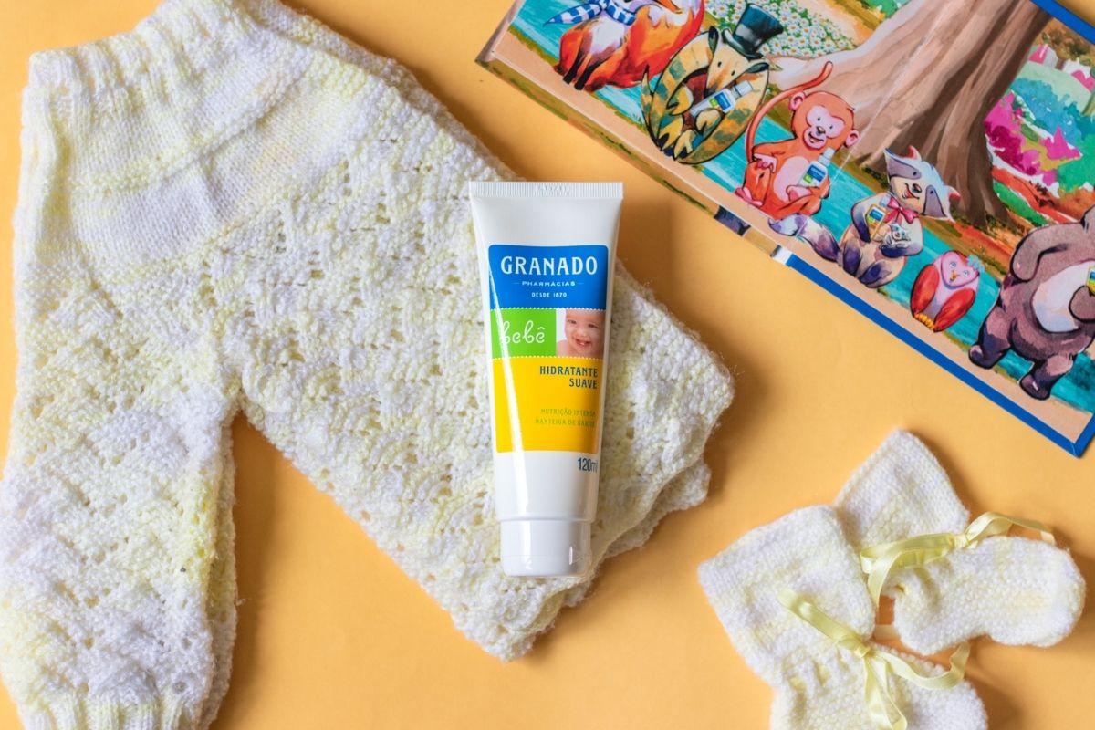 A Loção Hidratante Dermocalmante da Granado é formulada com ceramidas, alantoína, proteínas do trigo, da aveia e amêndoa doce, manteiga de karité e óleo de girassol