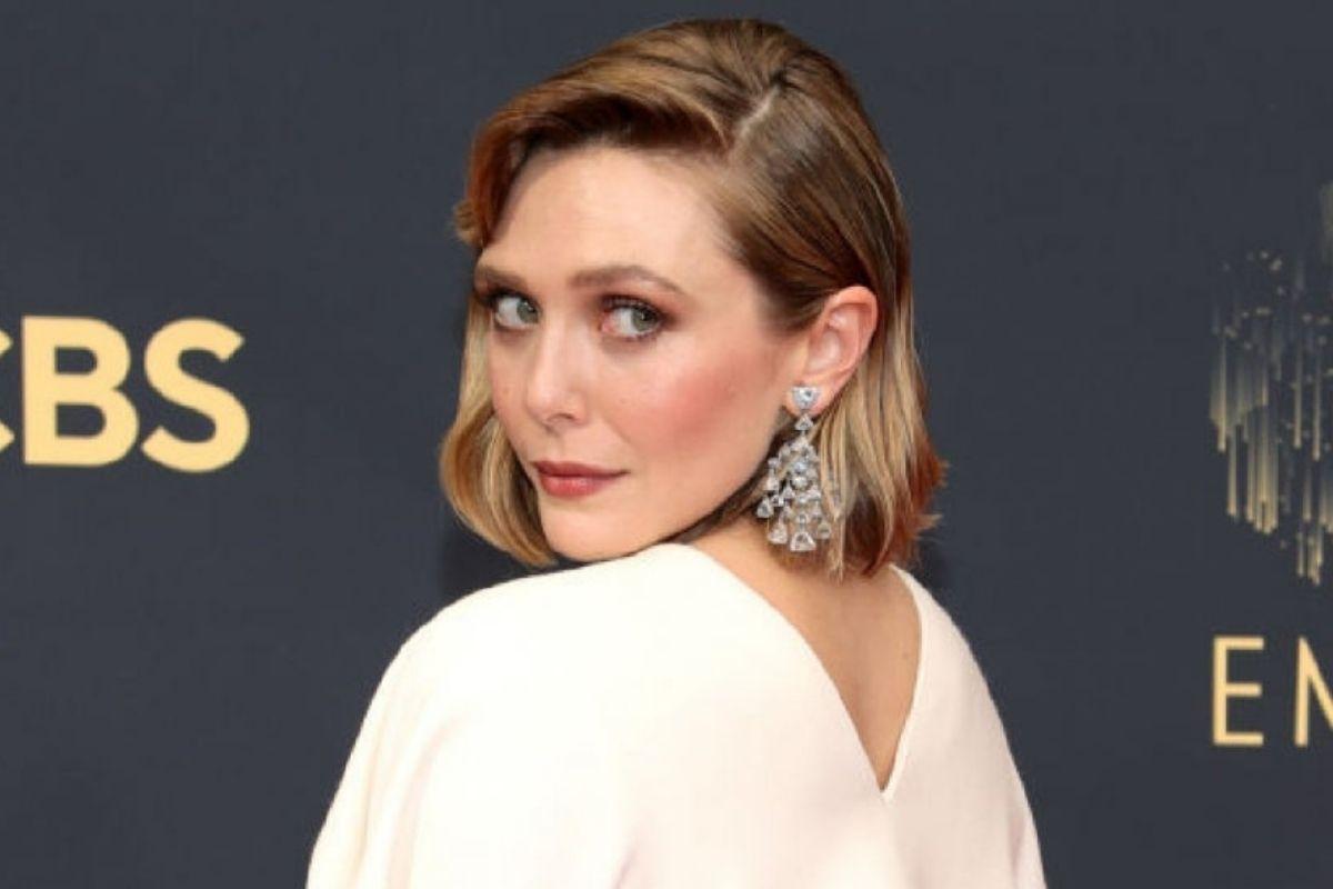 A atriz desfilou usando um vestido criado pela sua irmã Mary-Kate