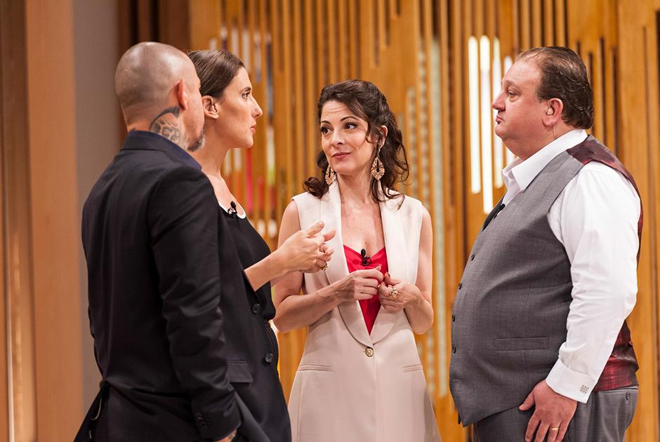 Os jurados conversando sobre a qualidade do trabalho das crianças: impressionante! Foto: divulgação Band