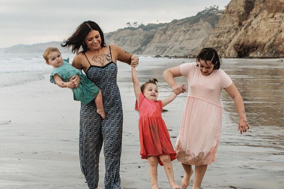 Mulher recebe ajuda de passageira