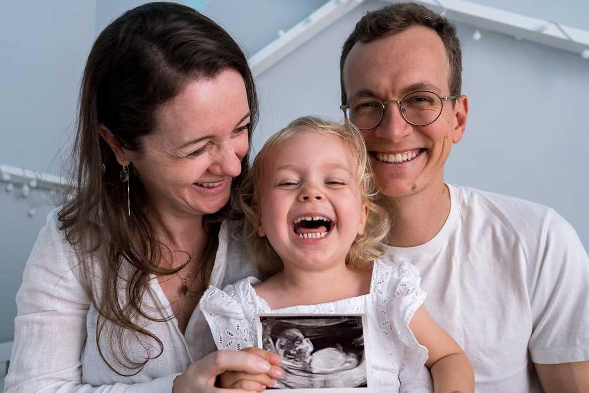 Em família, Alice, a menina das palavras difíceis, descobre que terá uma irmã