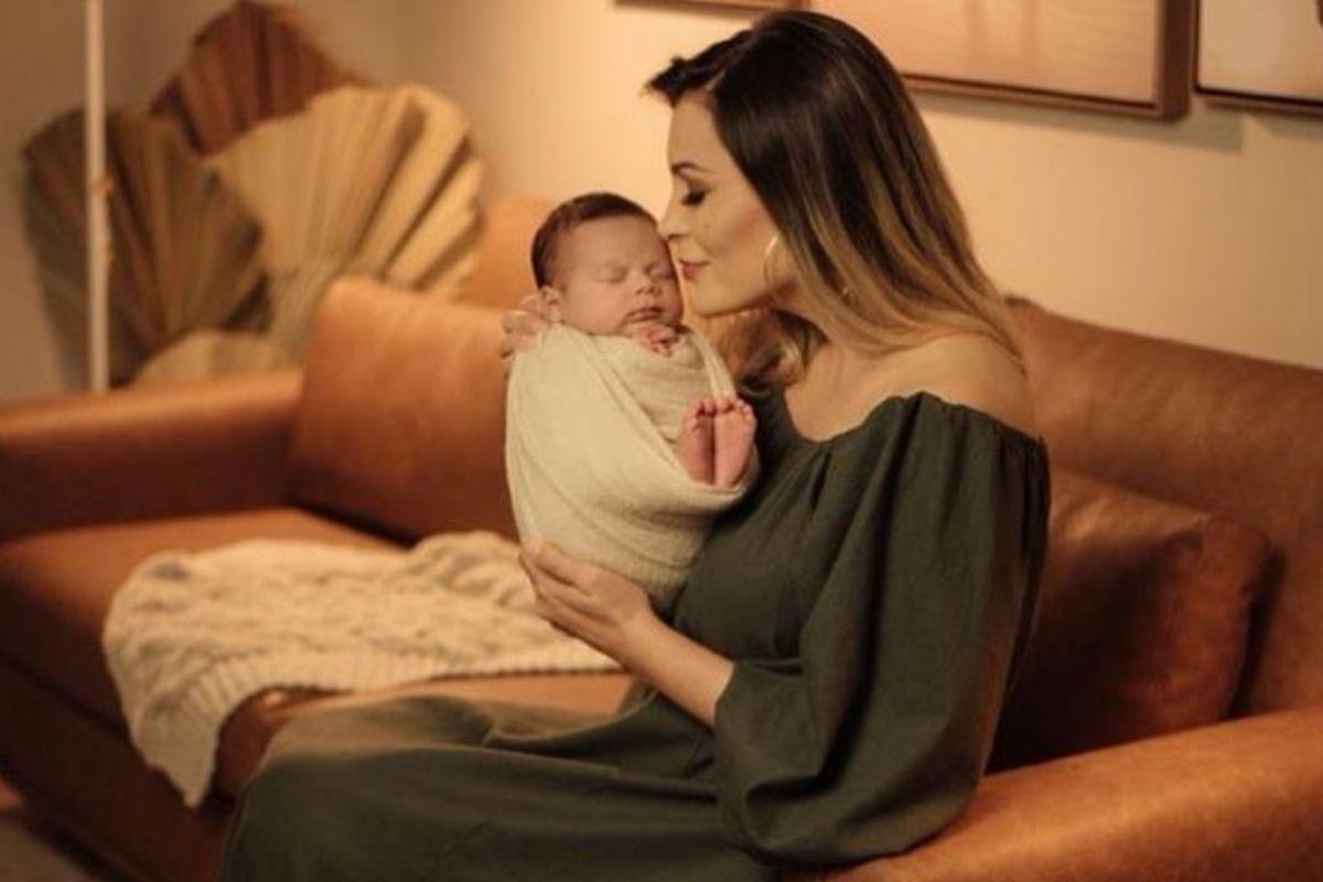 Andressa Urach com o filho no colo