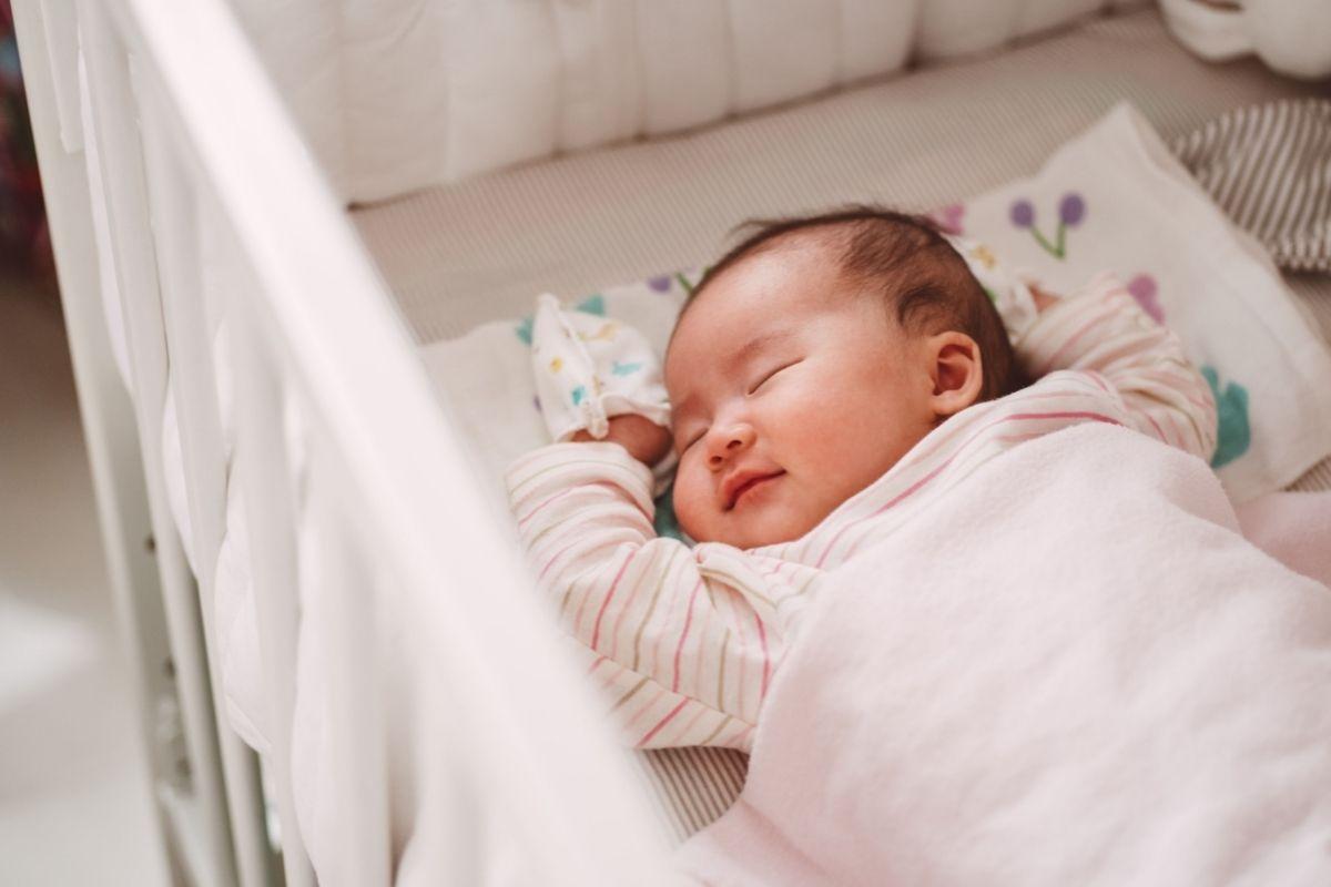 bebê japonesa dormindo em berço