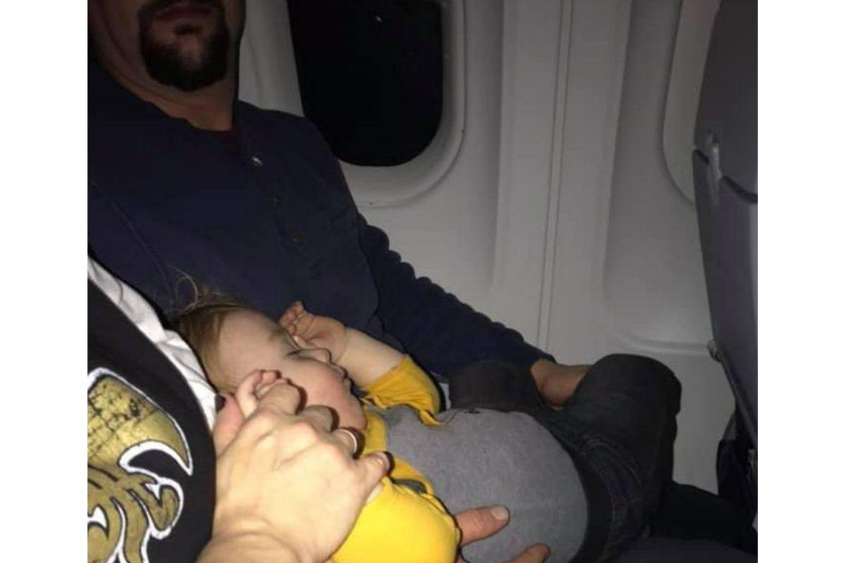 Casal acalma criança em voo