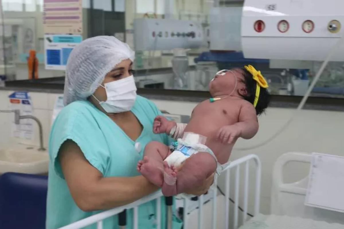 A bebê nasceu com 7 quilos e surpreendeu a todos pelo tamanho