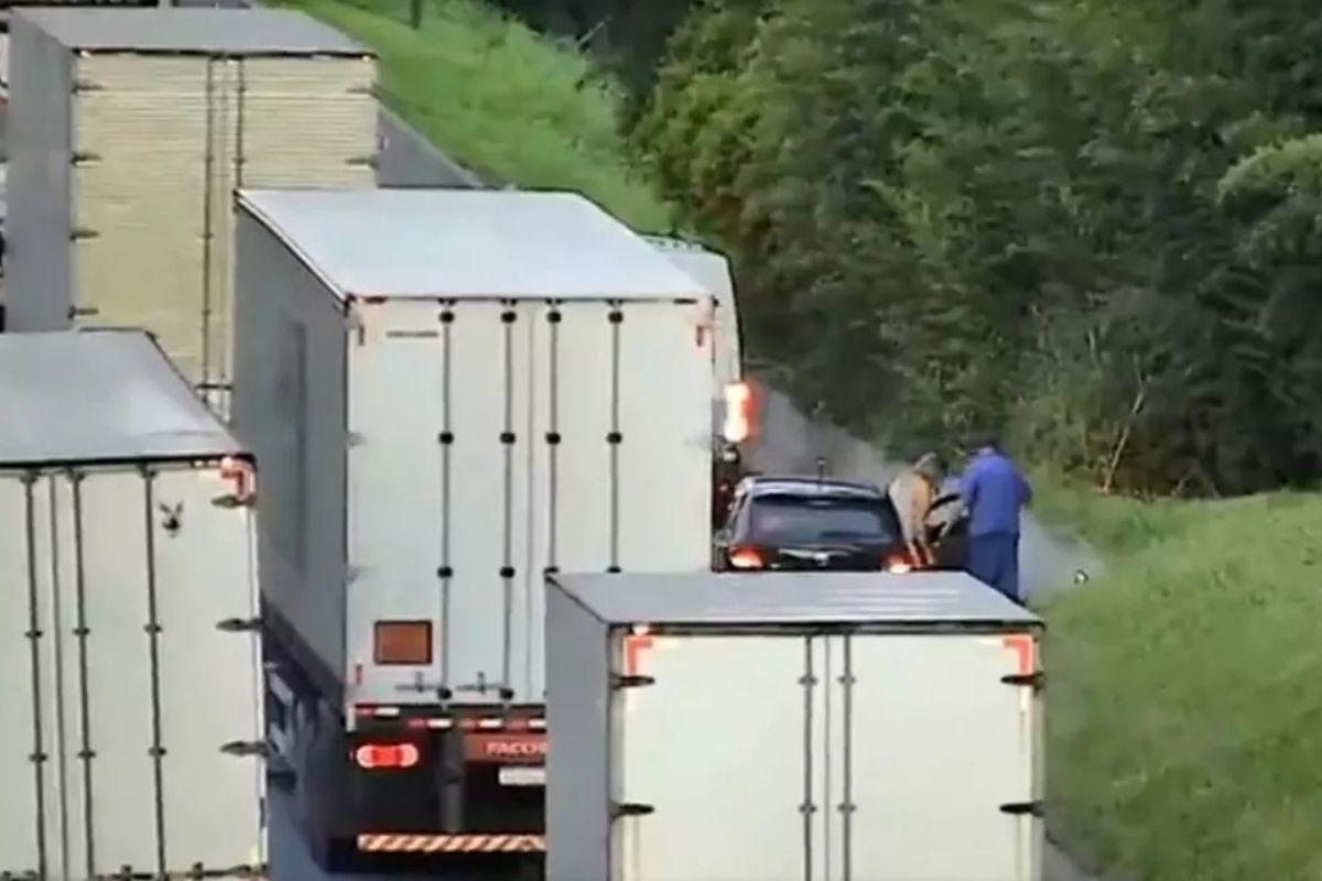 A mulher precisou dar à luz na rodovia por causa do trânsito