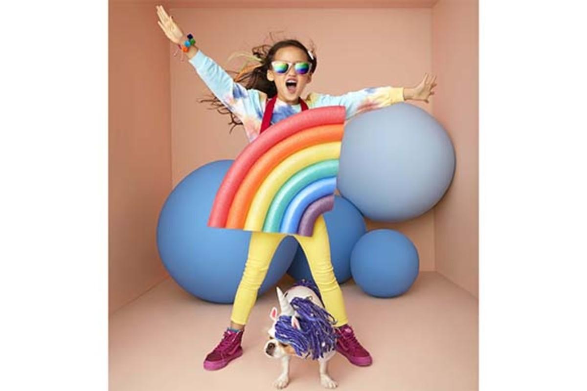 Não tem fantasia mais fácil de fazer para curtir o Carnaval em casa do que essa de arco-íris! 