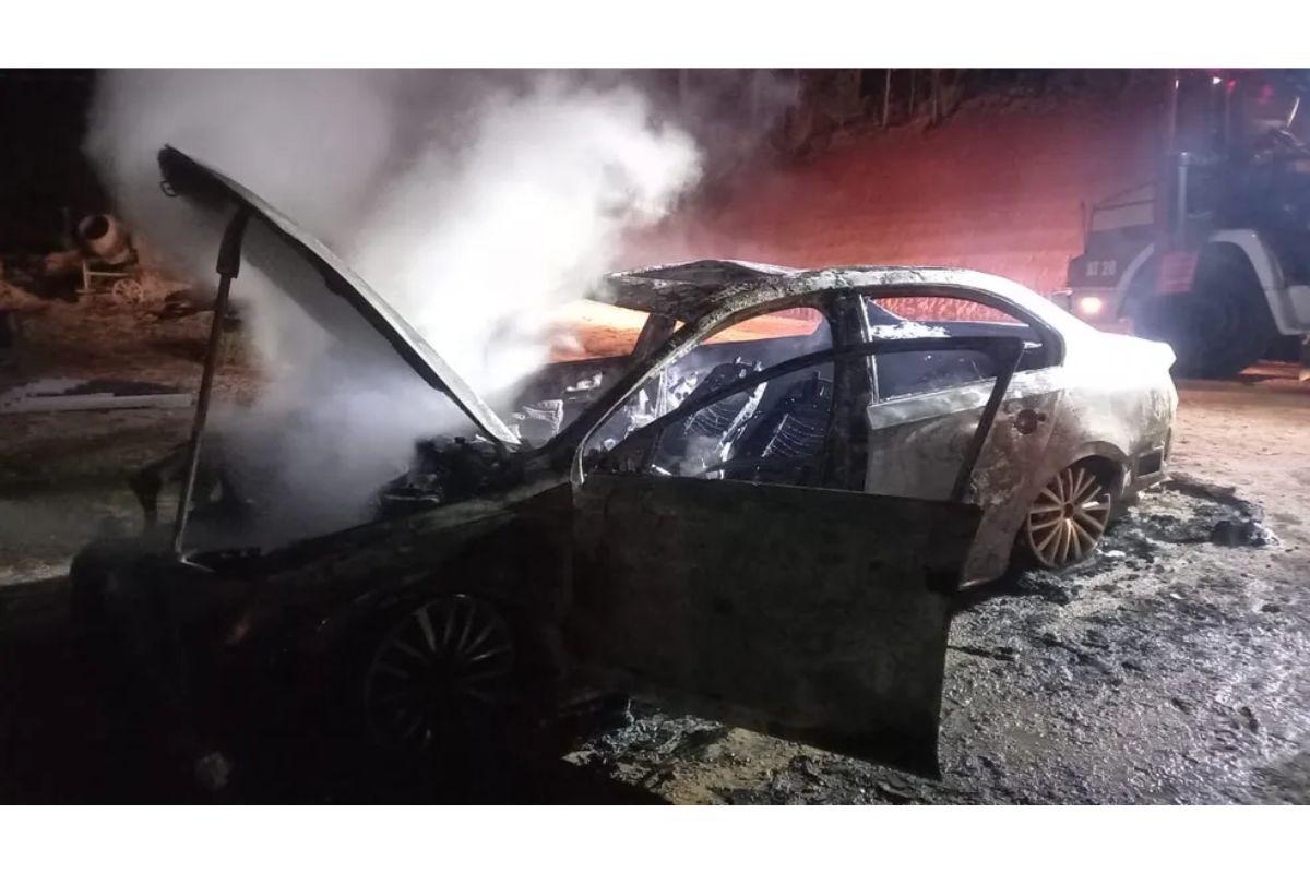 Carro incendiado