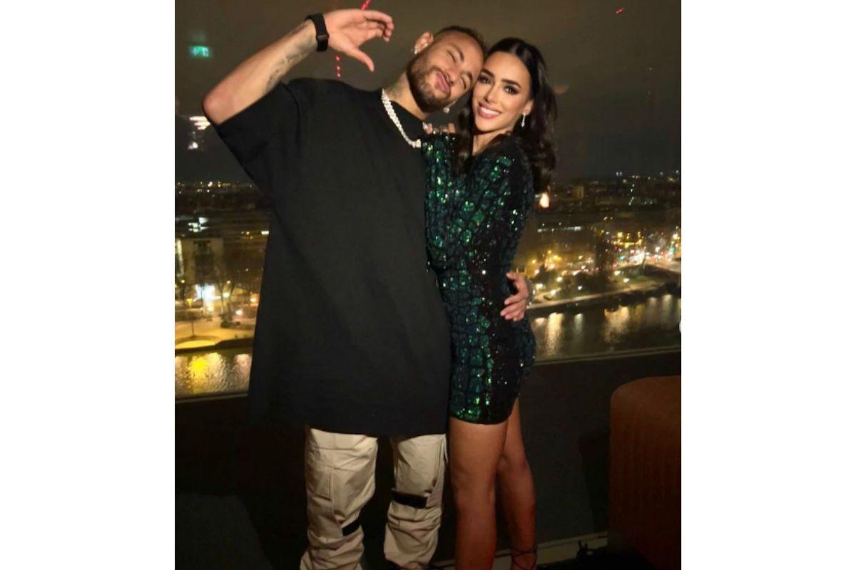 Casal Neymar e Bruna posam juntos em Paris, França.