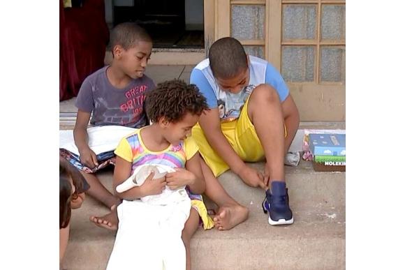 Simone e sua família receberam alimentos e presentes (Foto: Reprodução)