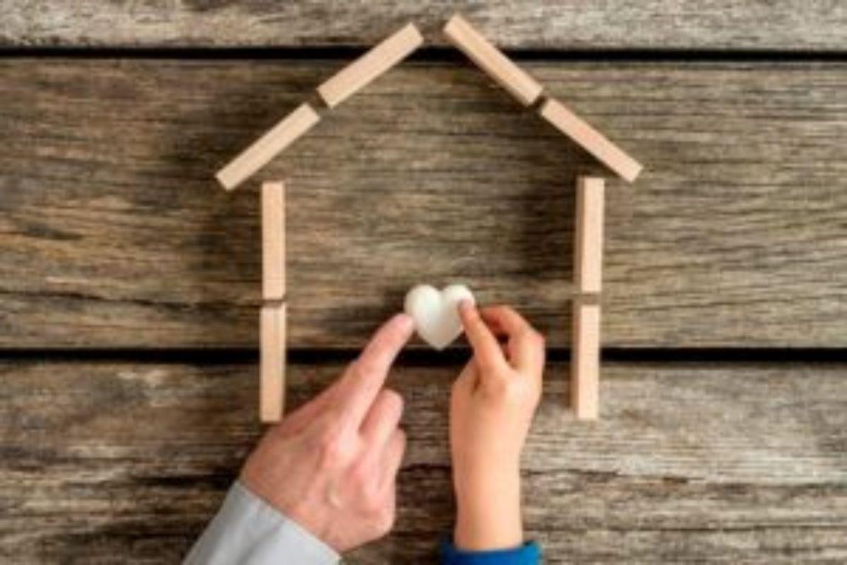 Cantor Tiziano Ferro adota 2 bebês com o marido