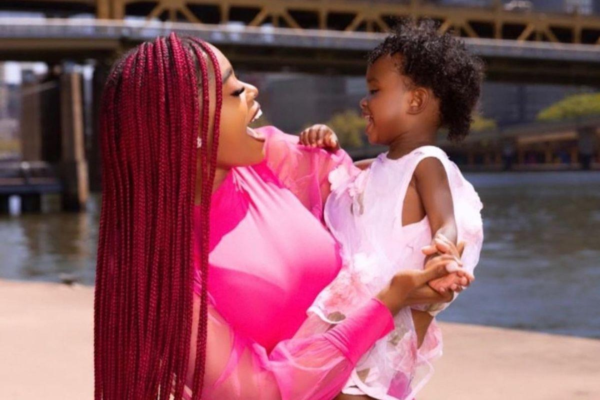 Mãe engravida de gêmeas enquanto já estava gestando outro bebê. 