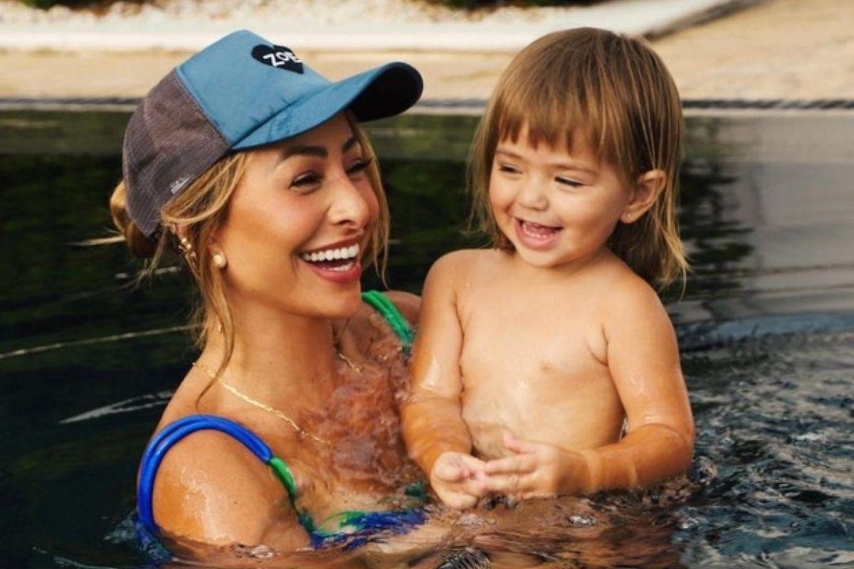 Sabrina Sato e Zoe estão em uma fazenda com a família