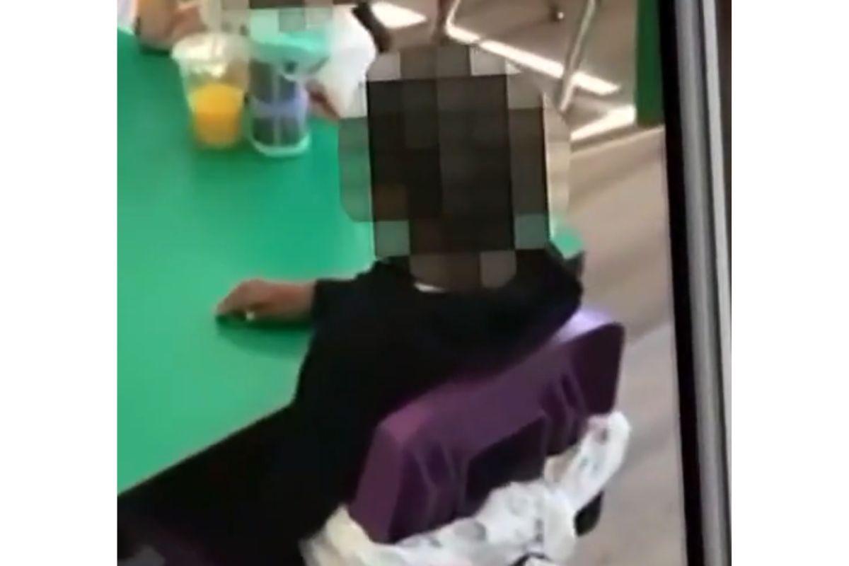 Sean, de 2 anos, amarrado na cadeira da escola