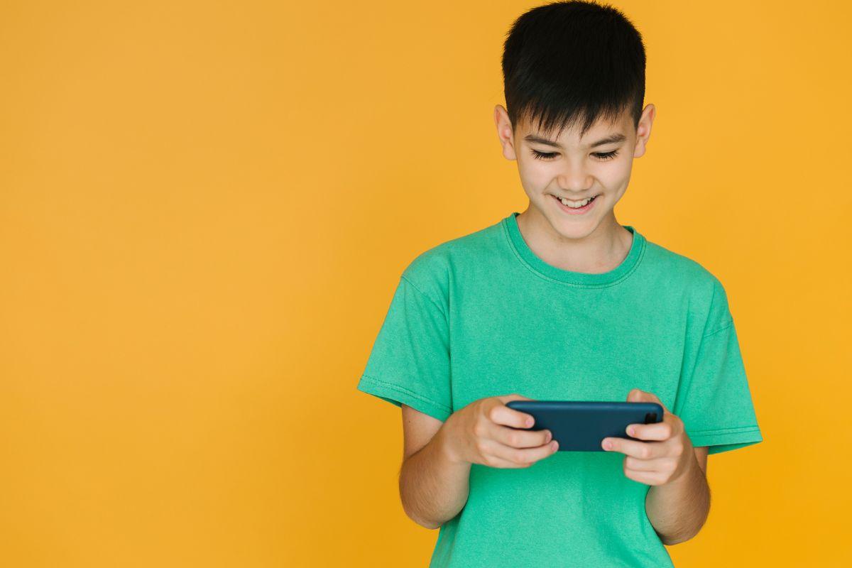 Criança mexendo no celular