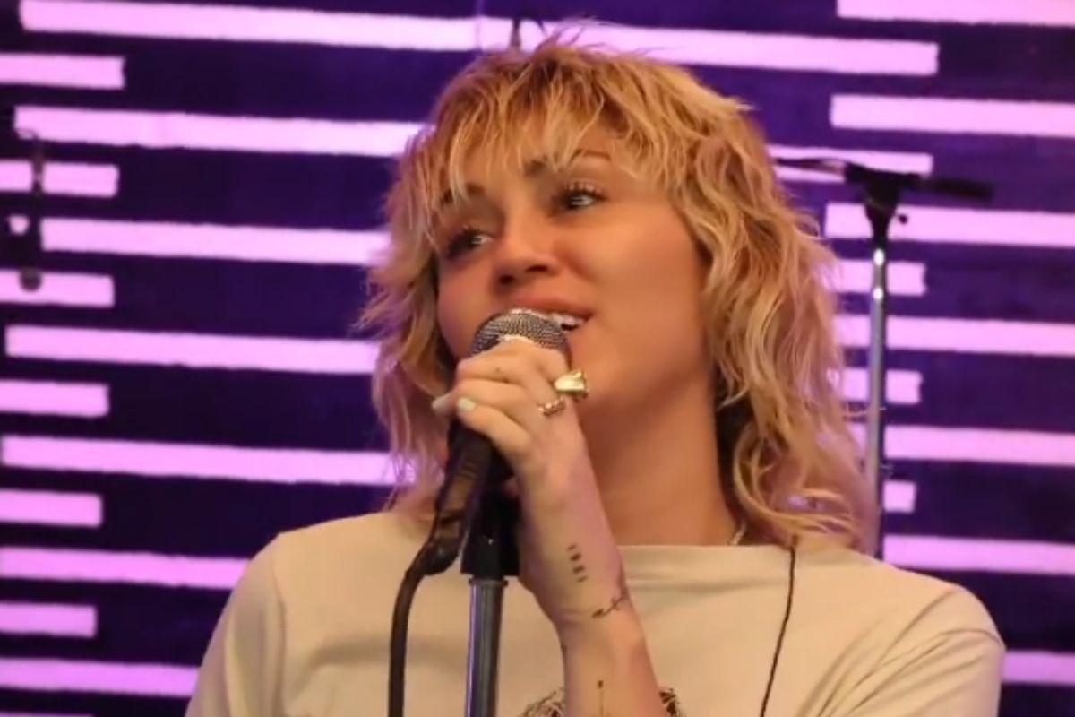 Miley Cyrus faz convite especial à criança que vendeu brinquedos para conseguir ir ao show da cantora